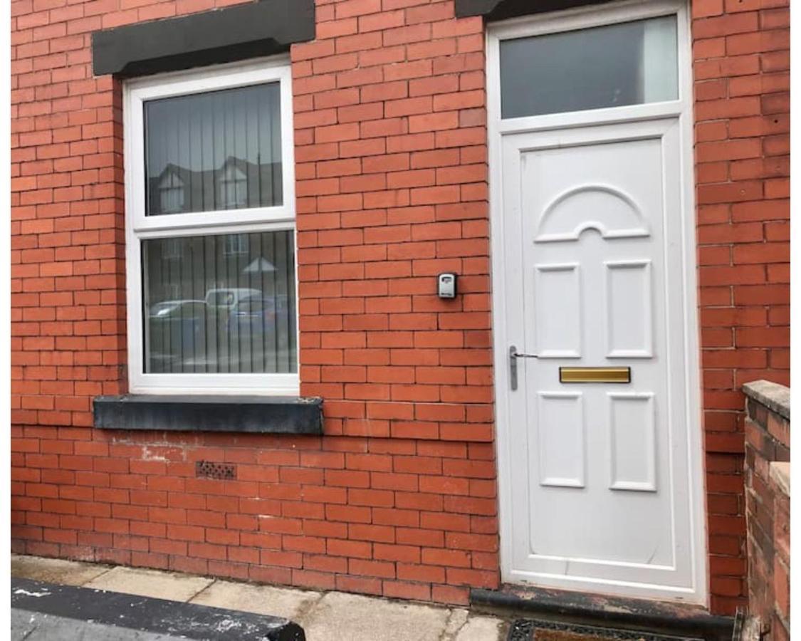 Stylish 3 Bedroom House Only 5 Mins From M6/M58 Wigan Eksteriør bilde